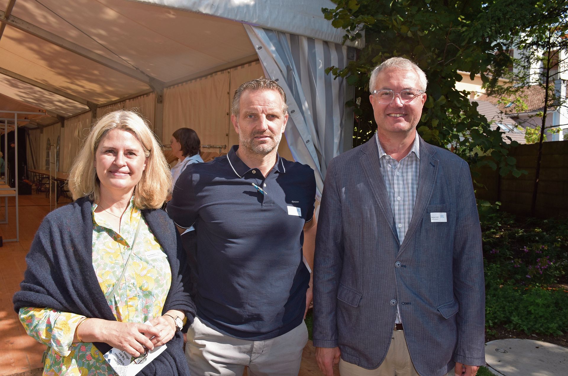 Alt Regierungsrat Remo Ankli (rechts) ist Stiftungsrat der Däster Schild Stiftung. Ganz links Eva Inversini, Geschäftsführerin der Stiftung, und in der Mitte Bauherrenvertreter Reto Mosimann von SSM Architekten Grenchen/Solothurn.