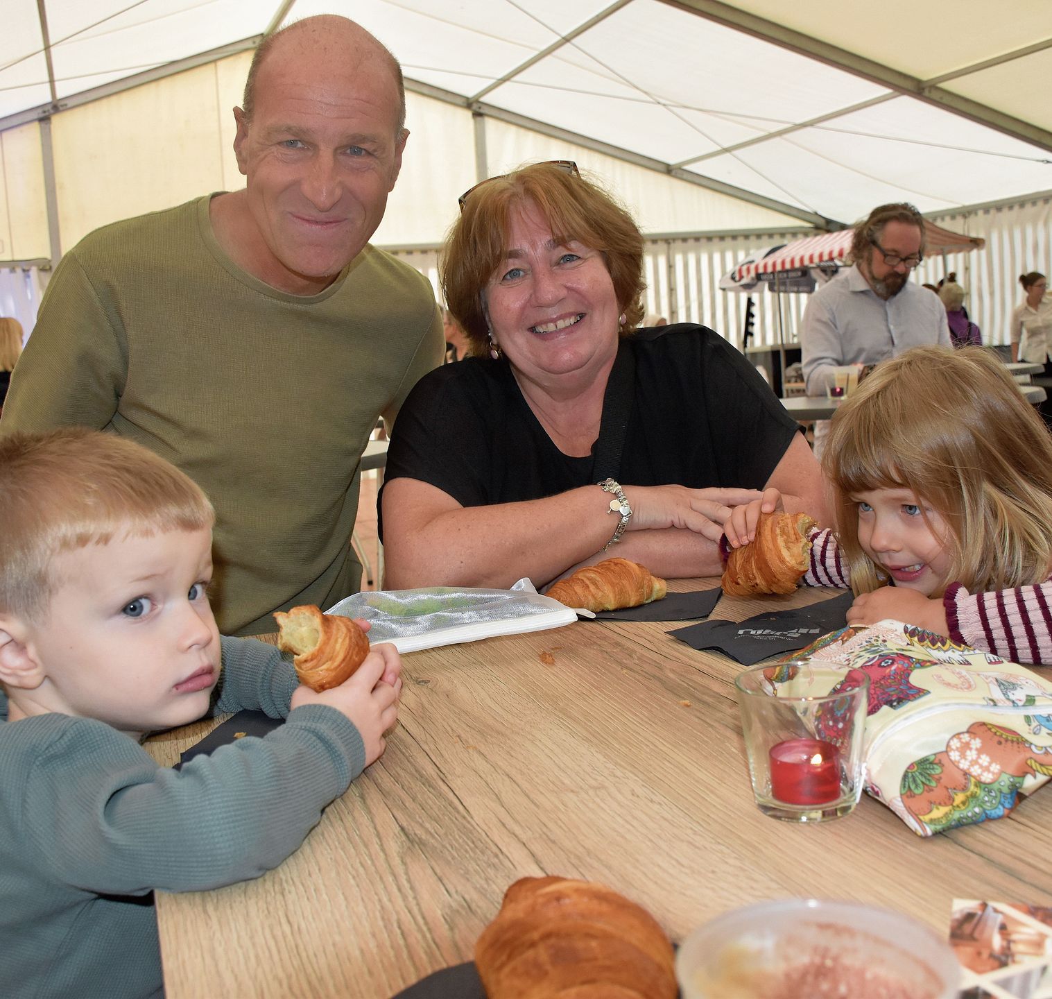 Joris und Lina genossen die Croissants. Die beiden waren unterwegs mit ihren Grosseltern, Markus und Cornelia Schwab (Grenchen).