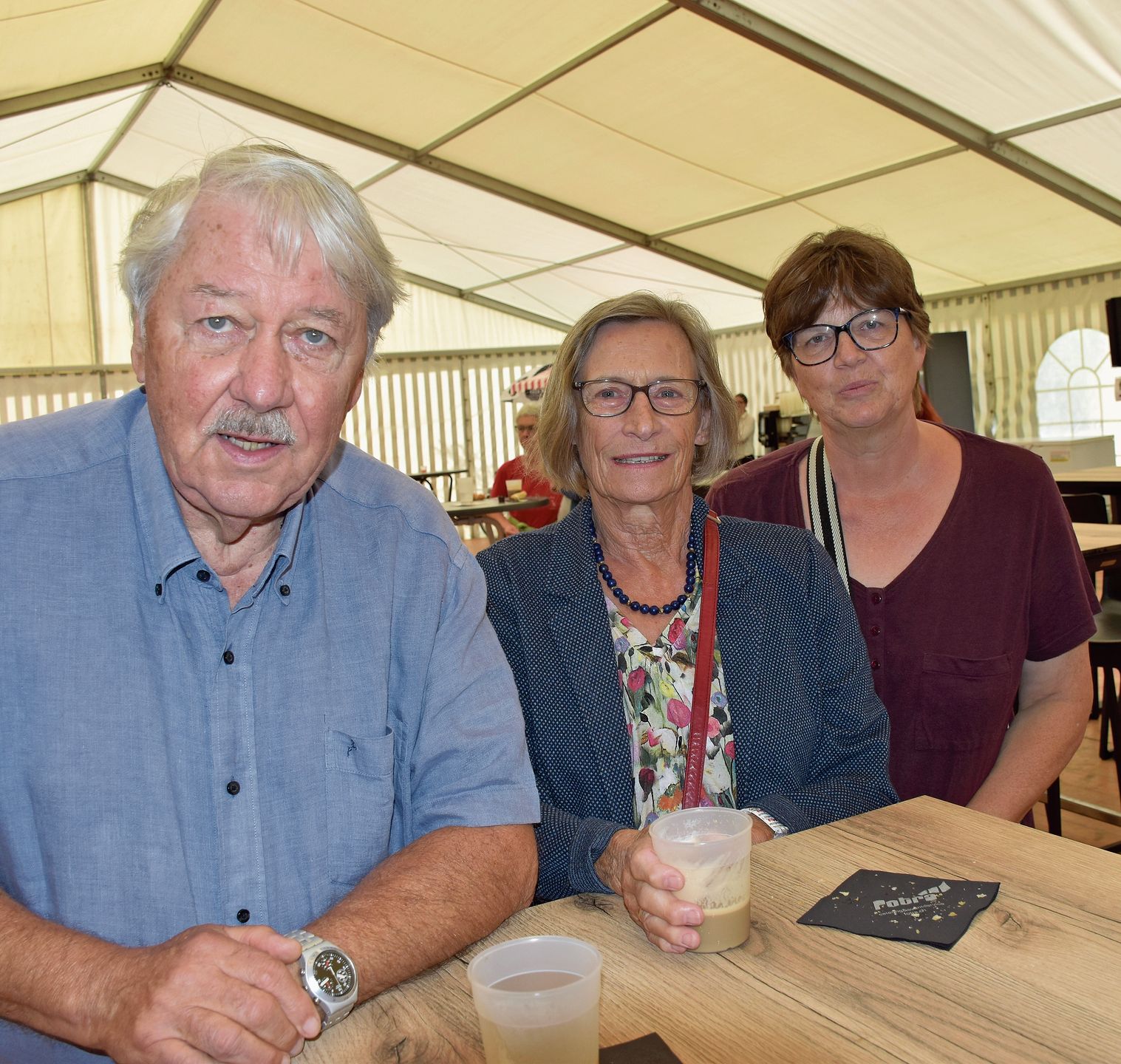 Rolf und Susanne Steiner sowie Marianne Eng (alle Grenchen) genehmigten sich auch zuerst einen Kaffee im Zelt. 