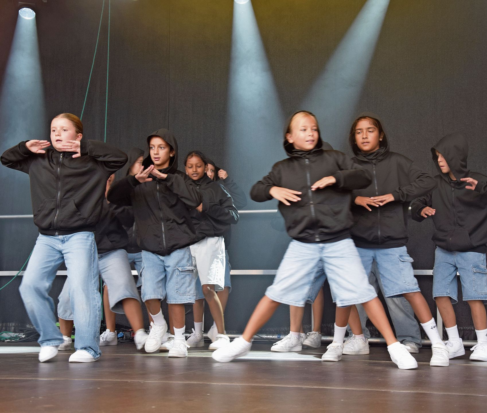 Die perfekte Haltung an der Vorführung der Move! Dancescool.