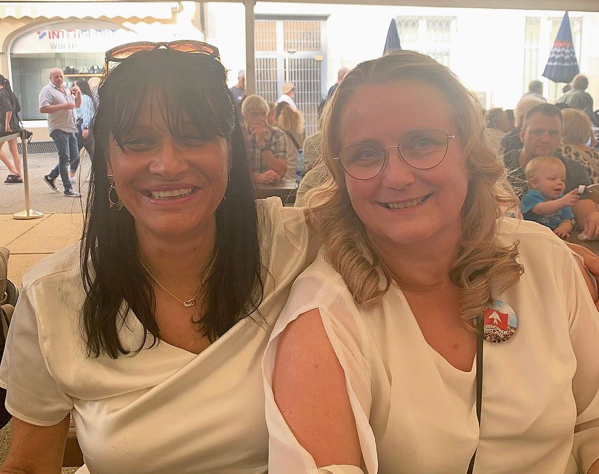 Clivia Wullimann (l.) und Kerstin Schlup aus Grenchen geniessen das Fest.