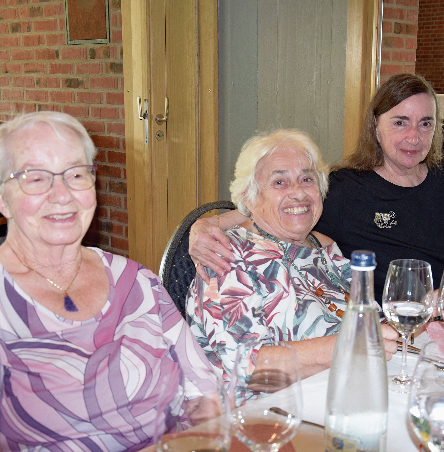 Die 79-jährige Gitka Hertig mit Monika Haner-Rüefli (hinten) und Marianne Chaud (vorne). Die 79-jährige Gitka Hertig mit Monika Haner-Rüefli (hinten) und Marianne Chaud (vorne).