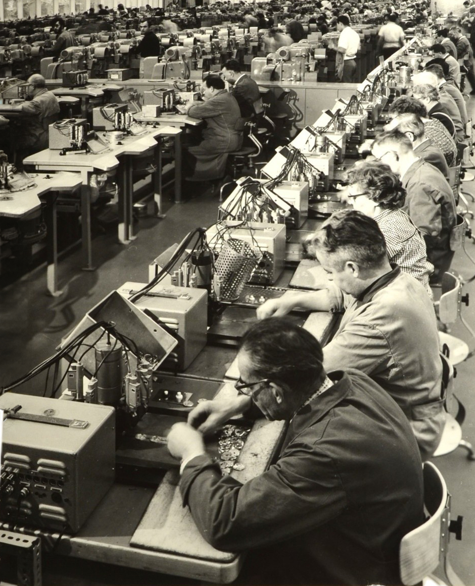 Arbeitende in einer ehemaligen Uhrenfabrik. Arbeitende in einer ehemaligen Uhrenfabrik.