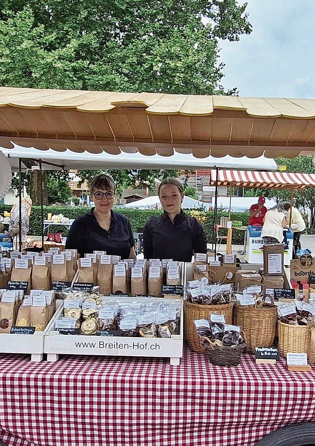 Der Pieterler Breiten-Hof der Familie Tellenbach-Kilchenmann hatte ebenfalls ein tolles Angebot mit verschiedenem Getreide, getrockneten Kräutern und Früchten – alles auf dem eigenen Hof produziert, liebevoll abgepackt und am Herbstmarkt präsent Der Pieterler Breiten-Hof der Familie Tellenbach-Kilchenmann hatte ebenfalls ein tolles Angebot mit verschiedenem Getreide, getrockneten Kräutern und Früchten – alles auf dem eigenen Hof produziert, liebevoll abgepackt und am Herbstmarkt präsentiert.