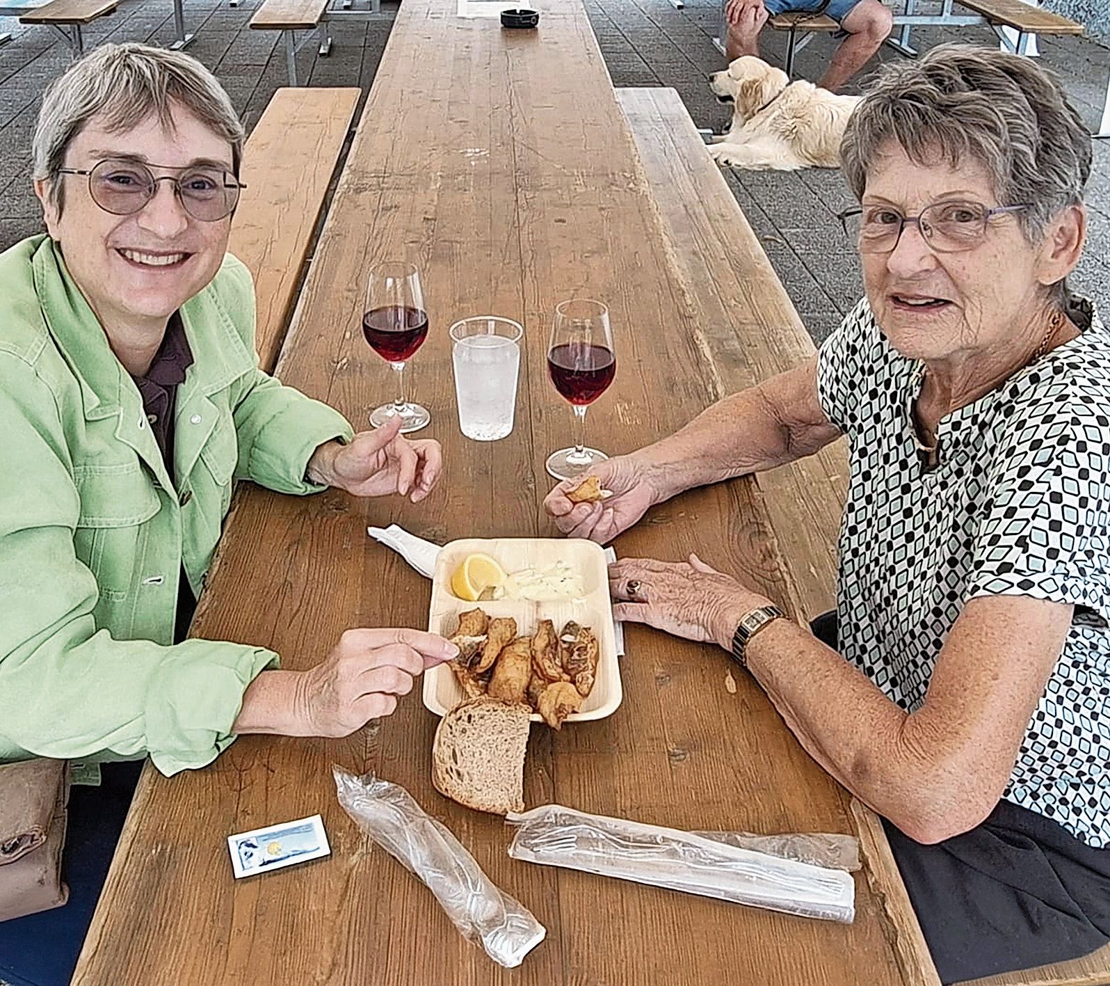 Mutter und Tochter geniessen die feinen Fischknusperli aus dem Festzelt. Mutter und Tochter geniessen die feinen Fischknusperli aus dem Festzelt.