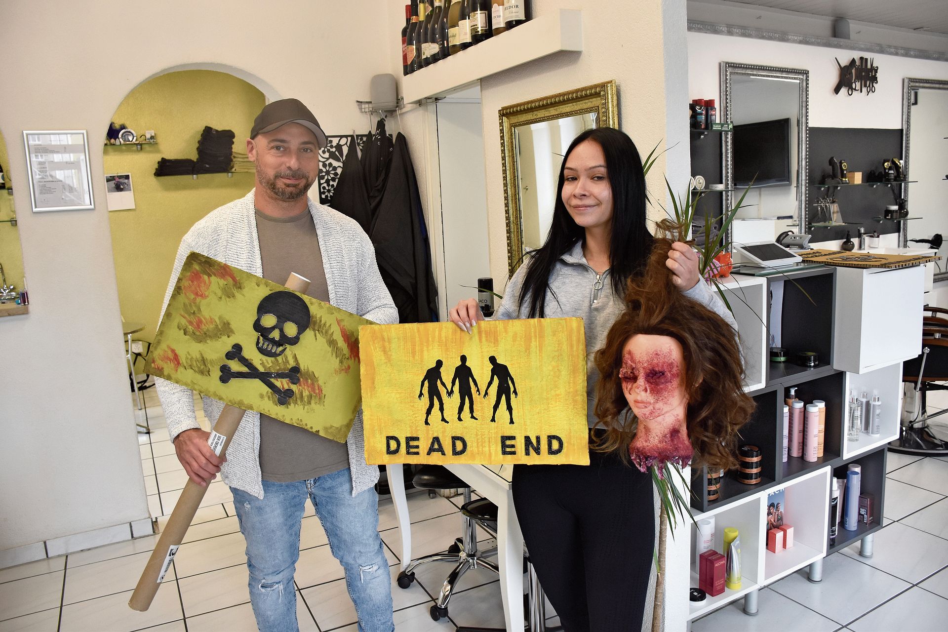 Michele Chiovè und Tochter Estelle geben einen kleinen Einblick in die Requisiten, die sie in den letzten sechs Monaten gebastelt haben und die im umfunktionierten Coiffeursalon an Halloween Teil einer umfangreichen Deko sein werden. Bild: Joseph We Michele Chiovè und Tochter Estelle geben einen kleinen Einblick in die Requisiten, die sie in den letzten sechs Monaten gebastelt haben und die im umfunktionierten Coiffeursalon an Halloween Teil einer umfangreichen Deko sein werden. Bild: Joseph Weibel