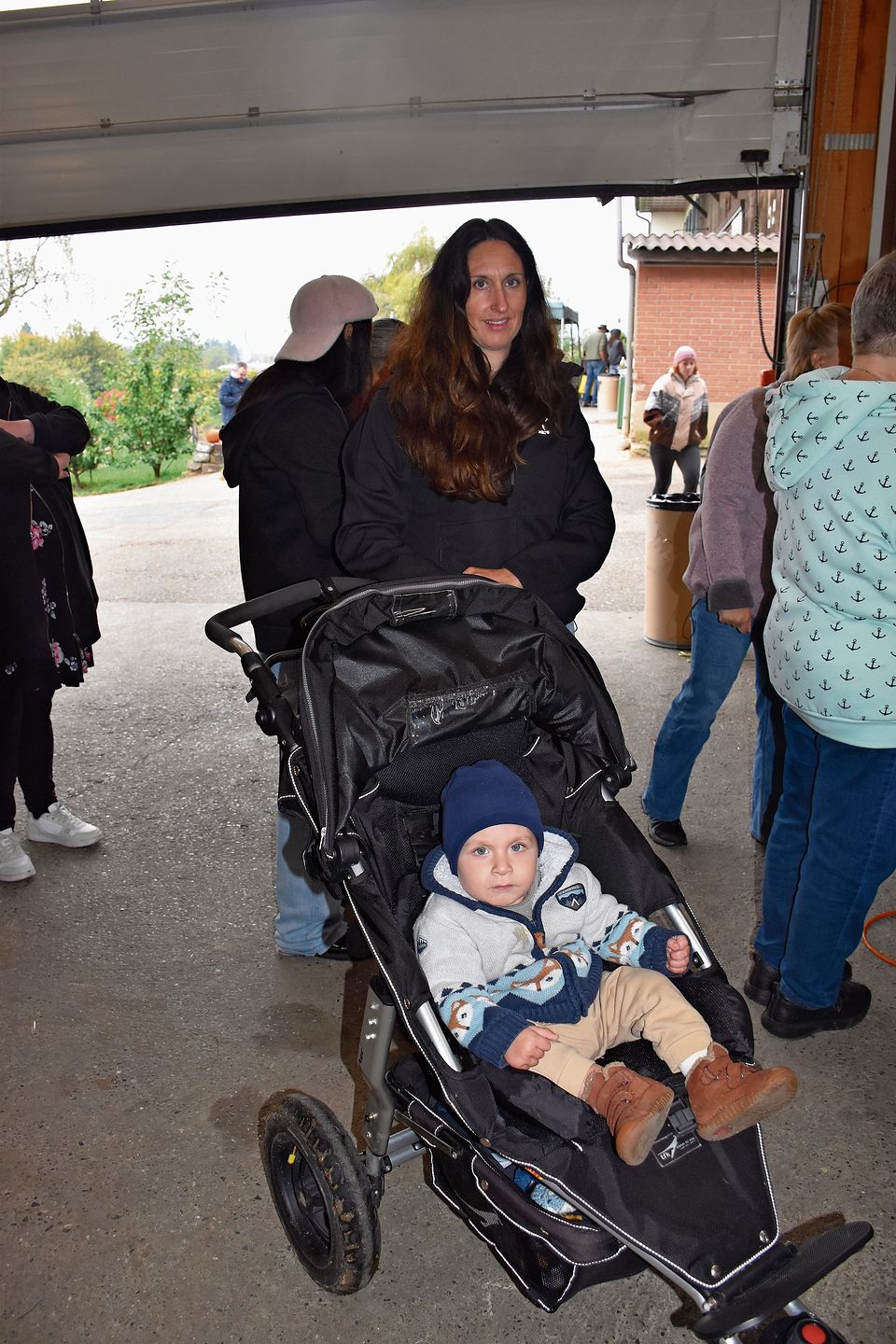 Auch Danissa Schnyder freut sich auf die Apfelküchlein. Sie ist mit ihrem Sohn Lenio von Büetigen nach Grenchen gereist. Auch Danissa Schnyder freut sich auf die Apfelküchlein. Sie ist mit ihrem Sohn Lenio von Büetigen nach Grenchen gereist.