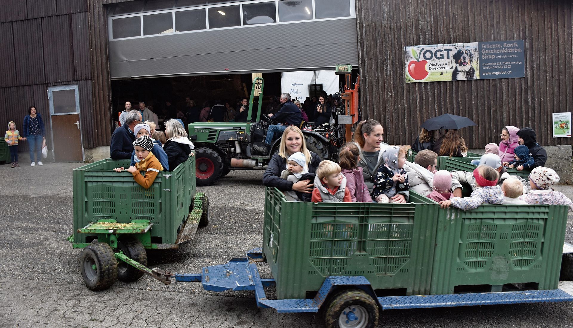 Konrad Vogt am Steuer und viele zufriedene kleine und grössere Gäste auf den Wagen des «Öpfuzüglis». Konrad Vogt am Steuer und viele zufriedene kleine und grössere Gäste auf den Wagen des «Öpfuzüglis».