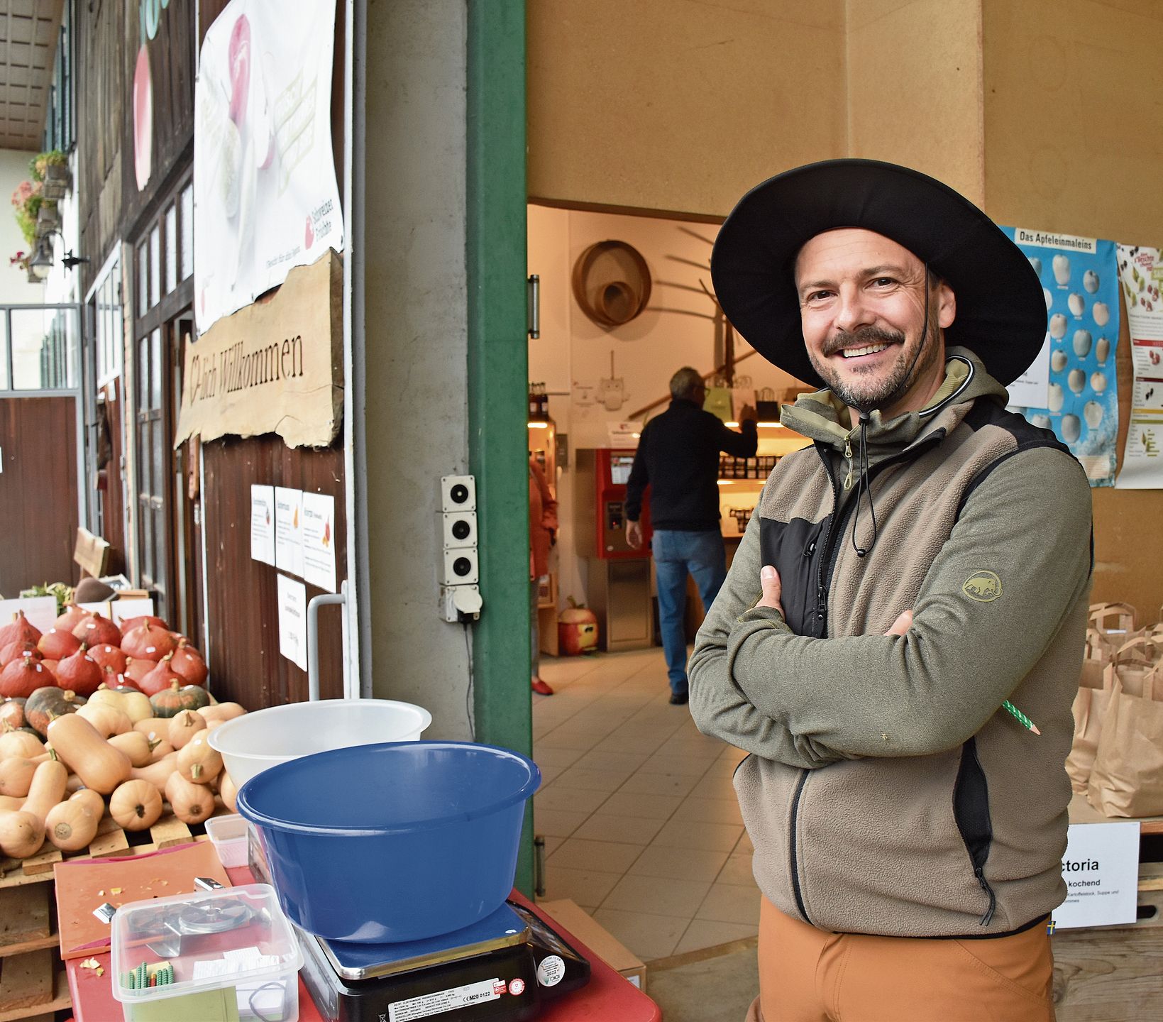 Philipp Schluep hat für diesen Tag den Hut gewechselt und wiegt Obst und Kürbisse ab. Ob Früchte oder Kürbisse: Heute gibt es alles zum Kilo-Einheitspreis. Nächste Woche steht der Ehemann von Martina Schluep wieder in seinem Sportgeschäft in Gr Philipp Schluep hat für diesen Tag den Hut gewechselt und wiegt Obst und Kürbisse ab. Ob Früchte oder Kürbisse: Heute gibt es alles zum Kilo-Einheitspreis. Nächste Woche steht der Ehemann von Martina Schluep wieder in seinem Sportgeschäft in Grenchen.