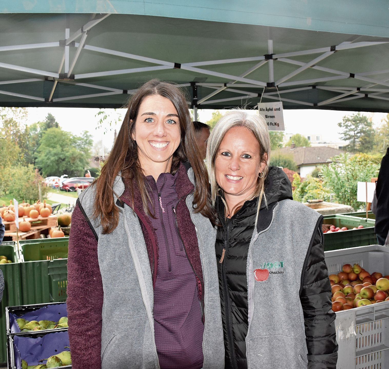 Martina Schluep und ihre Schwägerin Conny Schluep haben allen Grund zum Strahlen: Obwohl das Wetter am Obst- und Kürbismarkt durchmischt ist, kommen, wie alle Jahre, viele Besucher auf den Hof. Martina Schluep und ihre Schwägerin Conny Schluep haben allen Grund zum Strahlen: Obwohl das Wetter am Obst- und Kürbismarkt durchmischt ist, kommen, wie alle Jahre, viele Besucher auf den Hof.