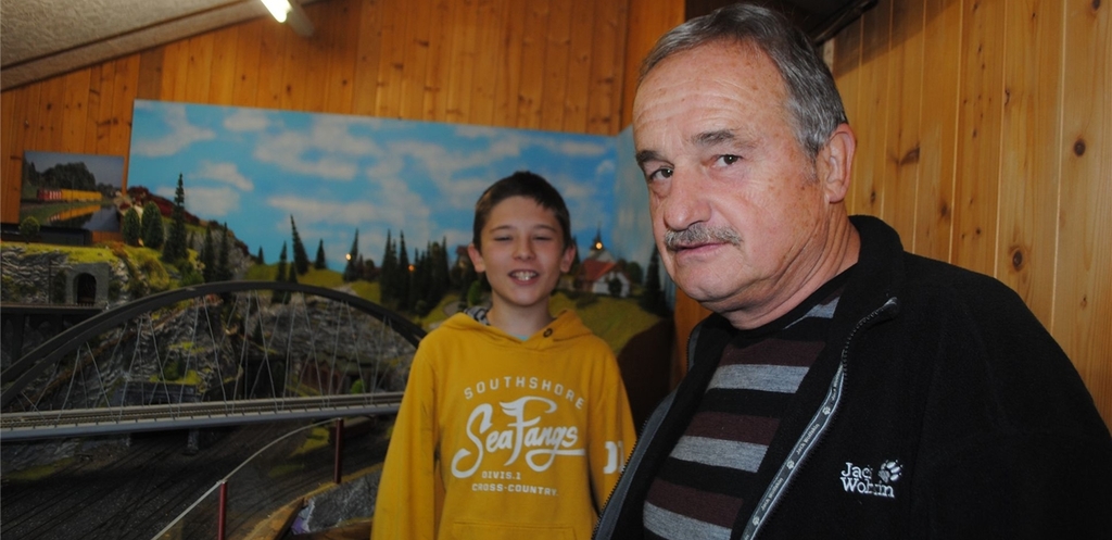 Grossvater mit Enkel: René Gobat und Cyrill Hemery (links) gehörten am Samstag zu den ersten Besuchern.
