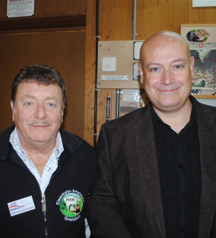 Zwei weitere Aktive aus der EAG (links): Sekretär Wilfried Schriewer und Clubmitglied Marco de Pietro, verantwortliche für den Verkauf der Tombola-Lose.
