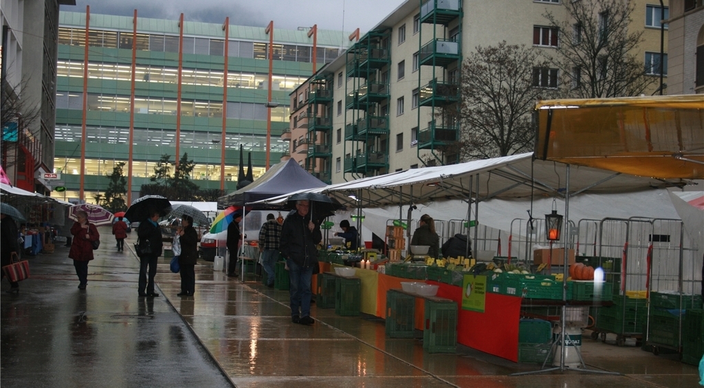 Regenwetter - für die treuen Kunden kein Grund dem Grenchner Wochenmarkt fernzubleiben.